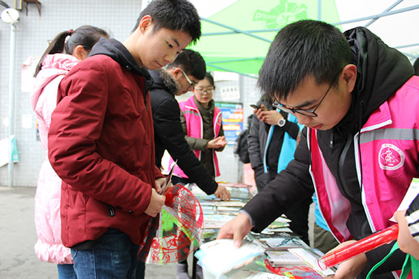 安小毅文宣产品走俏亮出我校共青团品牌新名片