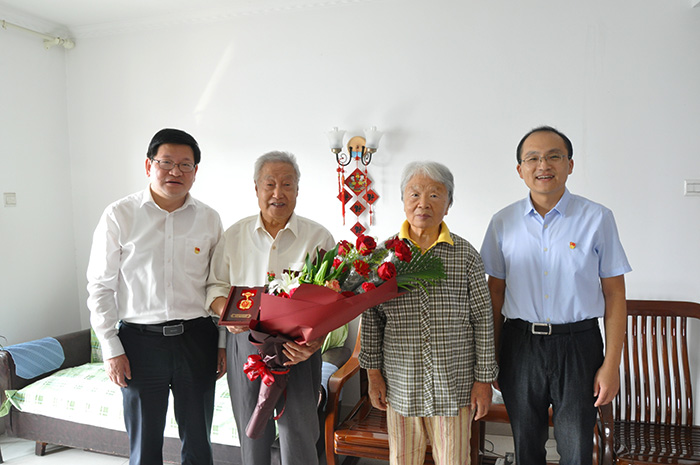 校党委书记顾家山分别走进抗日老战士徐亚球,离休干部