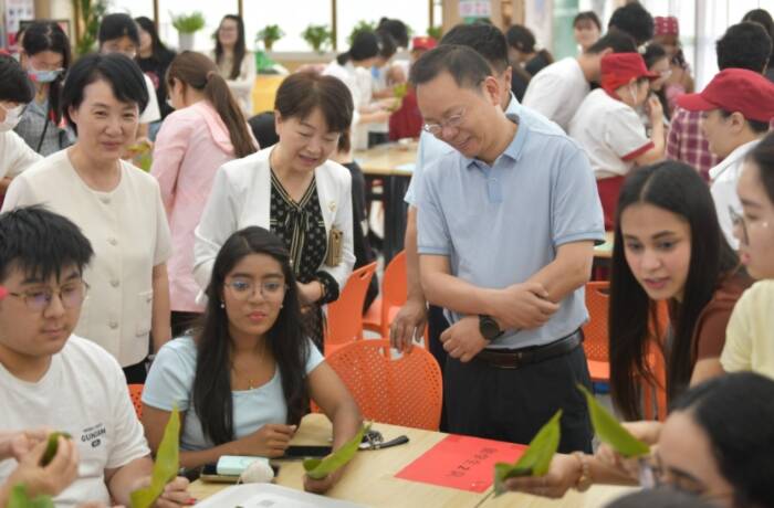 学校温馨开展“粽情扇意，医艺传...