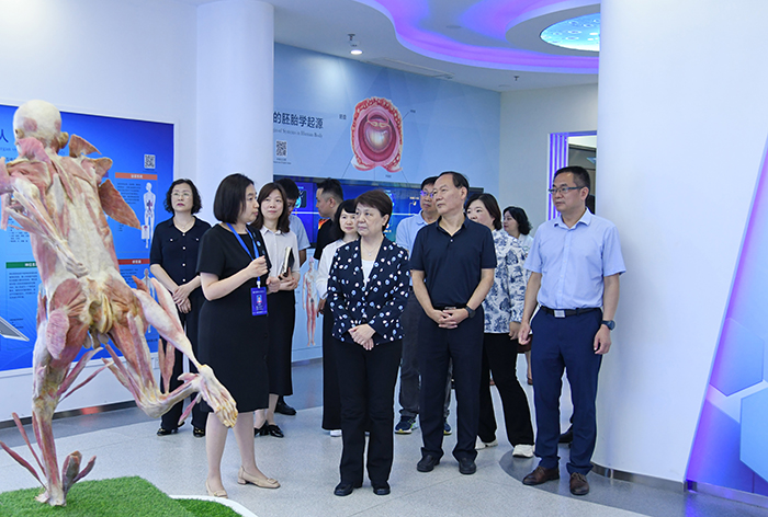 省人大常委会副主任王翠凤来校检...