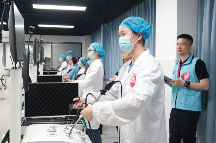 我校举办首届大学生腔镜技能大赛...